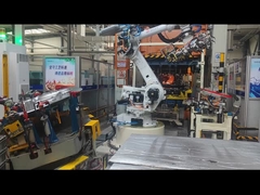 ER210-2700 Формирование капота двигателя с помощью робота ER210-2700